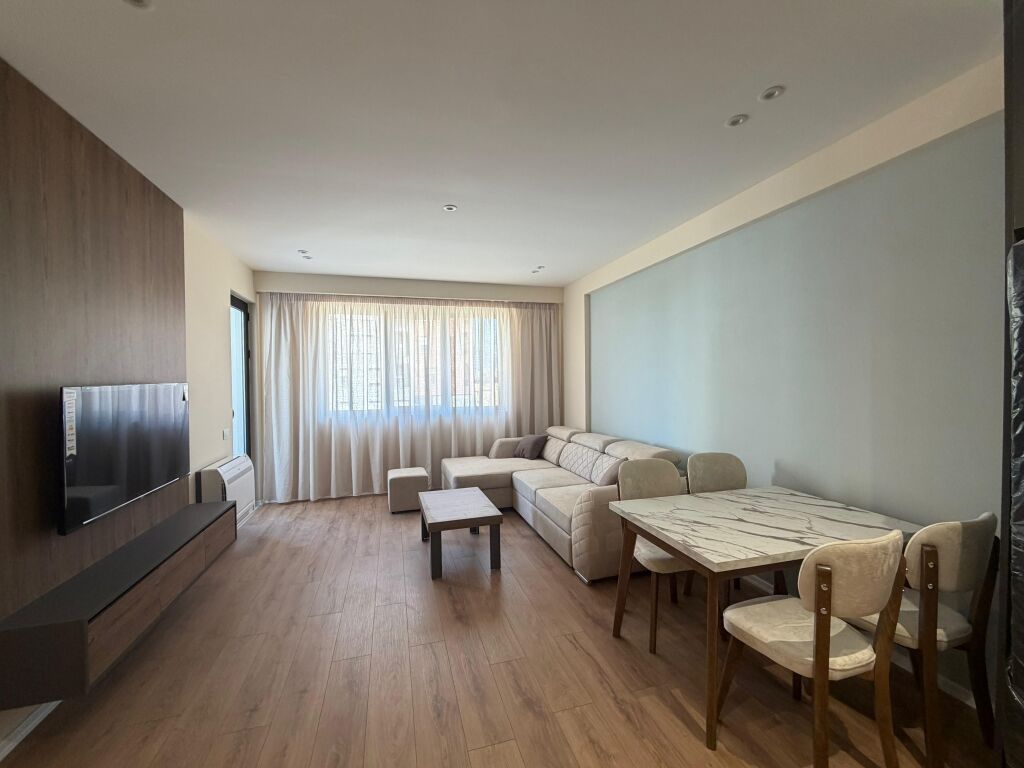 Jepet me qera apartament 1+1 + 🅿️📍 Astir, Kompleksi Urban Gate  ✔️ Kati 5✔️  Pallat me ashensor✔️  I mobiluar✔️  Ambient i bollshëm dhe i organizuar mirë✔️  Përfshihet vend parkimi  💰 Çmimi:  50.000 leke    📞 Për më shumë informacion ose vizitë, kontaktoni