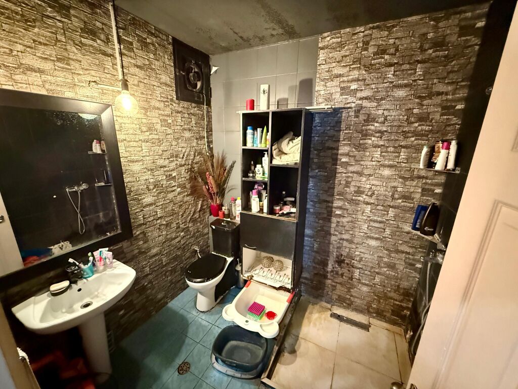 📣 SHITET Apartament 3+1+2 📍 Blloku Gintash, Laprake ✨ 🏢 Ndertim i Ri 🪜 Kati 8 (i Fundit, Me Ashensor) 📐 Siperfaqe Bruto 132 m2 📐 Siperfaqe Neto 117 m2  🔄 Organizohet Ne: Sallon Spacioz, Kuzhine e Vecuar, 3 Dhoma Gjumi, Korridor Shperndares, 2 Tualete, 2 Ballkone, Depo.  💶 Cmimi 225.000 Euro