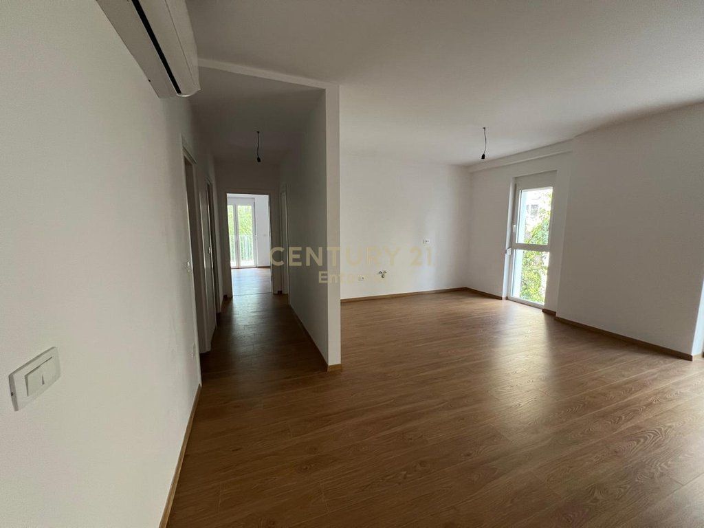 Ambient zyre 2+1+2 me qira pranë Air Albania, Tiranë