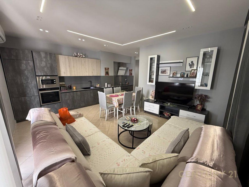 Apartament 3+1+2 +80m Verande Per shitje në Fresk, Tiranë