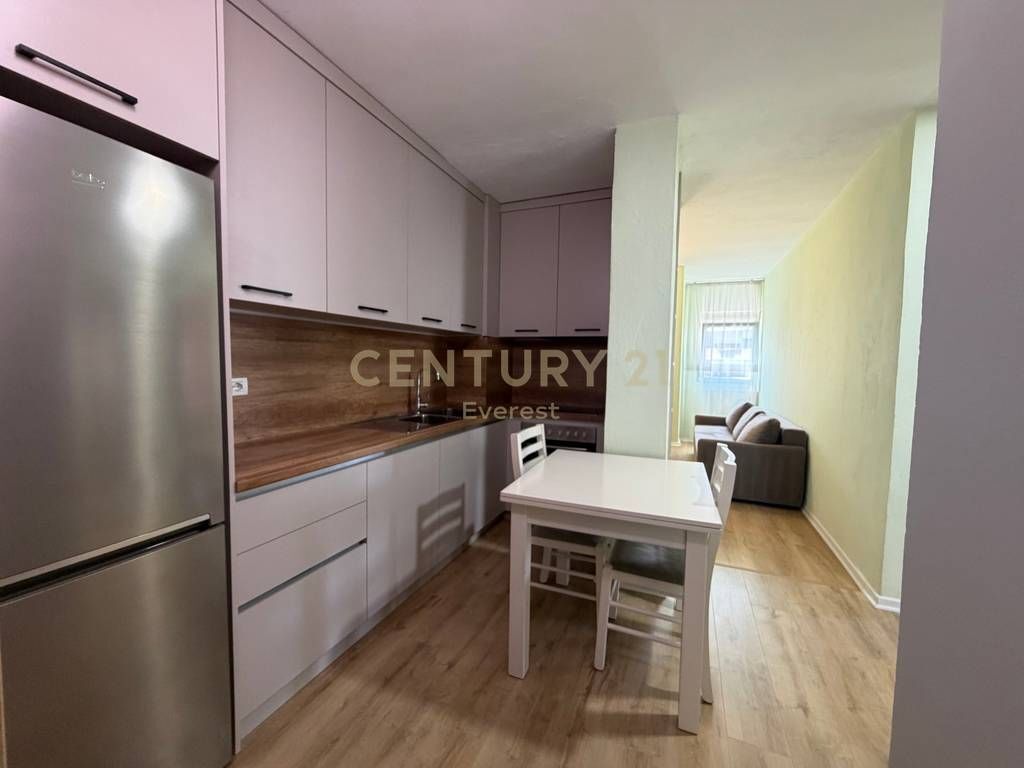 MBRAPA GLOBE, SHESIM APARTAMENT 2+1+POST PARKIMI