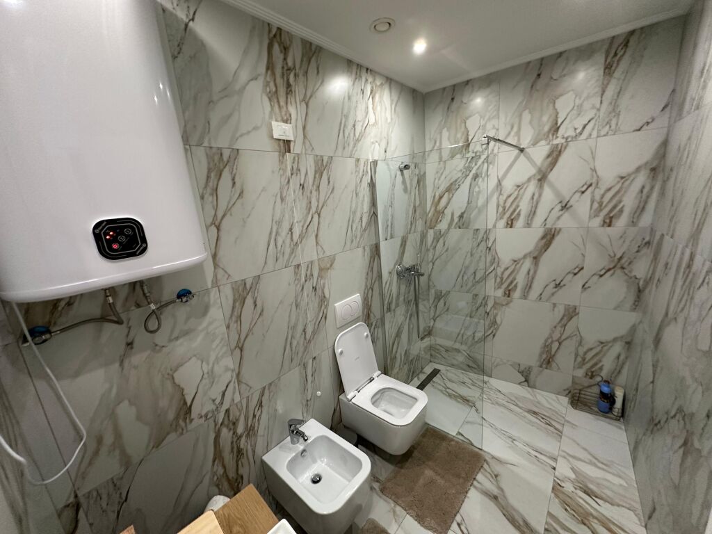 Appartamento in Vendita – Occasione al Lake View Residence  Viene offerto in vendita un appartamento moderno e di alta qualità, in una delle residenze più richieste di Tirana.  🔹 Posizione: Lake View Residence   💰 Prezzo totale: 443.000 €  