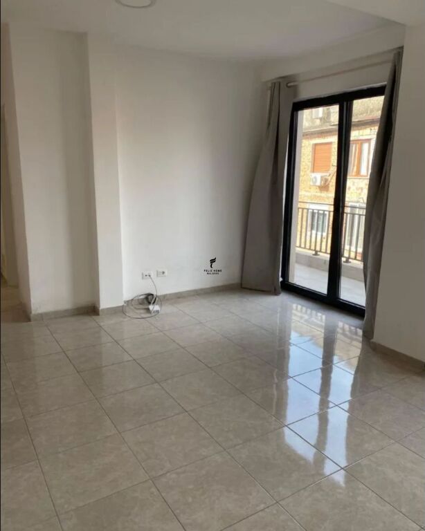 ZYRE ME QERA 90 M2 PAZAR I RI 80.000 LEKE FH-68425