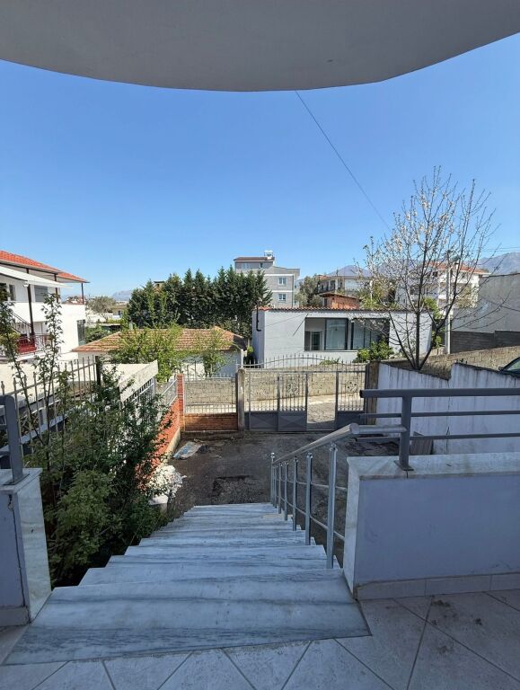 Jepet me qera shpi private 2-katëshe