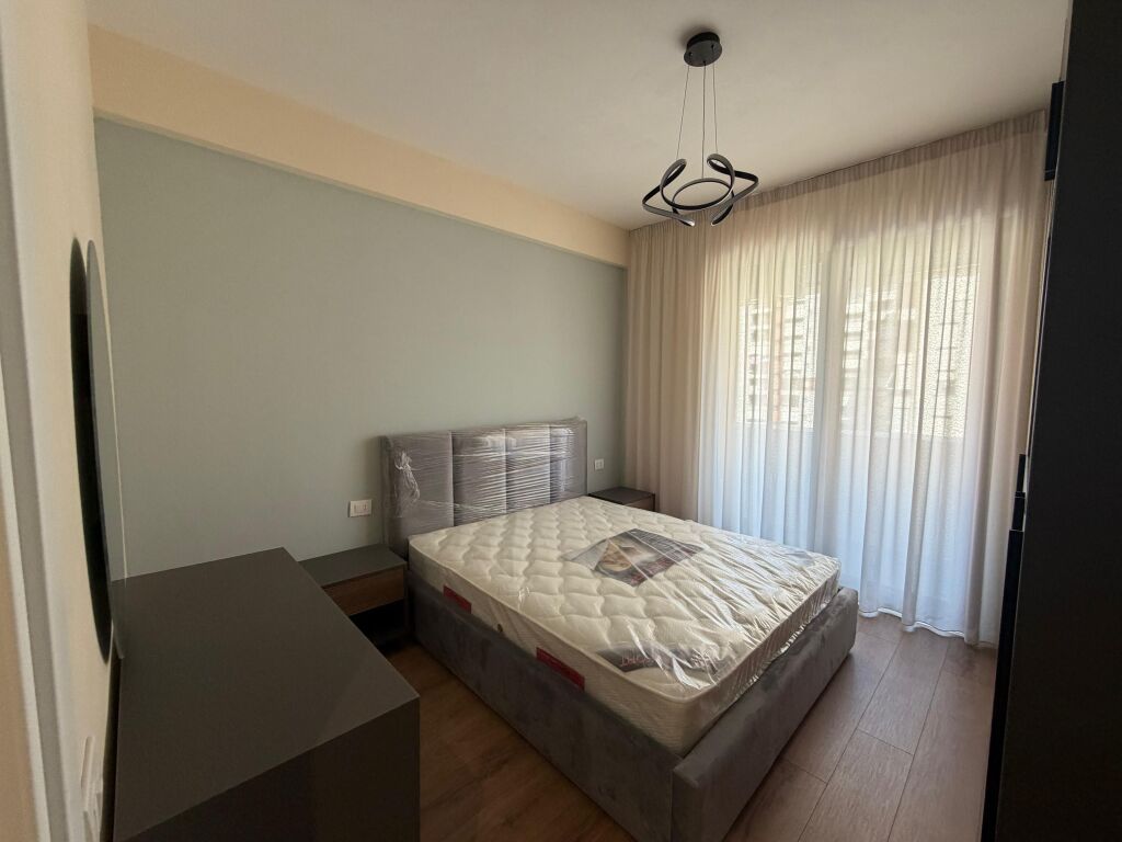 Jepet me qera apartament 1+1 + 🅿️📍 Astir, Kompleksi Urban Gate  ✔️ Kati 5✔️  Pallat me ashensor✔️  I mobiluar✔️  Ambient i bollshëm dhe i organizuar mirë✔️  Përfshihet vend parkimi  💰 Çmimi:  50.000 leke    📞 Për më shumë informacion ose vizitë, kontaktoni