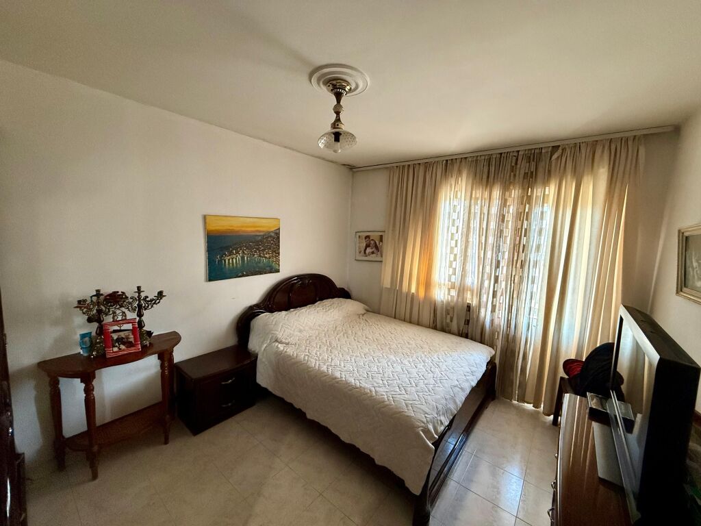 📣 SHITET Apartament 3+1+2 📍 Blloku Gintash, Laprake ✨ 🏢 Ndertim i Ri 🪜 Kati 8 (i Fundit, Me Ashensor) 📐 Siperfaqe Bruto 132 m2 📐 Siperfaqe Neto 117 m2  🔄 Organizohet Ne: Sallon Spacioz, Kuzhine e Vecuar, 3 Dhoma Gjumi, Korridor Shperndares, 2 Tualete, 2 Ballkone, Depo.  💶 Cmimi 225.000 Euro