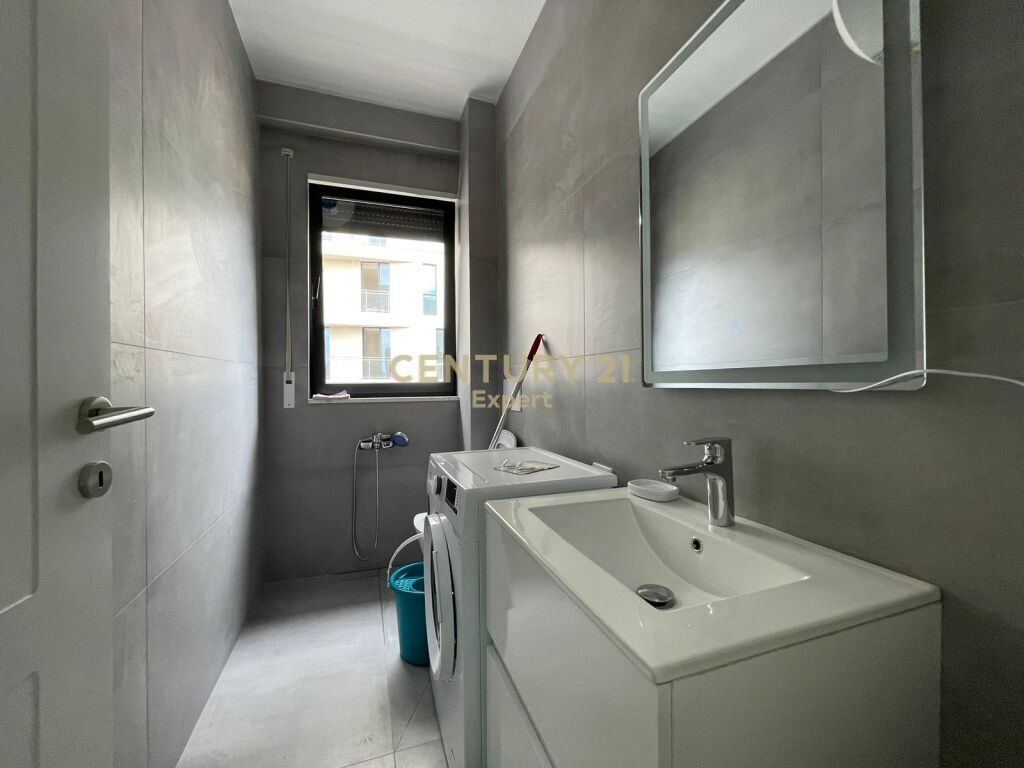 JAPIM APARTAMENT 2+1+2 ME POST PARKIMI ME QIRA NE RRUGEN E DURRESIT !