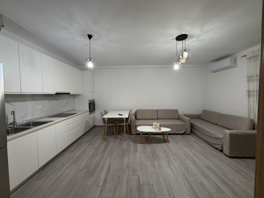 🏡 Jepet me qira 3+1 tek 5 Maji  ✨ Apartament komod dhe i organizuar në: 🛋️ Sallon + kuzhinë 🛏️ 3 dhoma gjumi 🚿 2 tualete 🌿 Ballkon  📍 Kati i 2 banim 💰 Çmimi: 500€ / muaj  📩 Për më shumë info ose vizitë, shkruani në DM