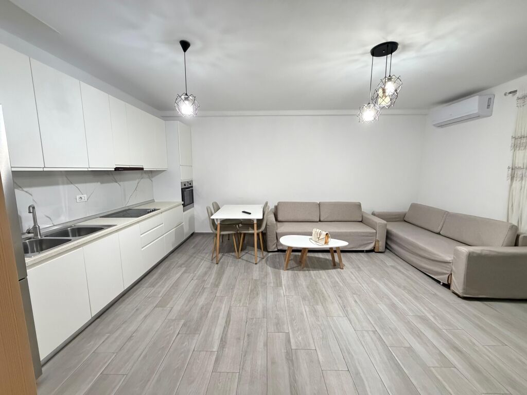 🏡 Jepet me qira 3+1 tek 5 Maji  ✨ Apartament komod dhe i organizuar në: 🛋️ Sallon + kuzhinë 🛏️ 3 dhoma gjumi 🚿 2 tualete 🌿 Ballkon  📍 Kati i 2 banim 💰 Çmimi: 500€ / muaj  📩 Për më shumë info ose vizitë, shkruani në DM