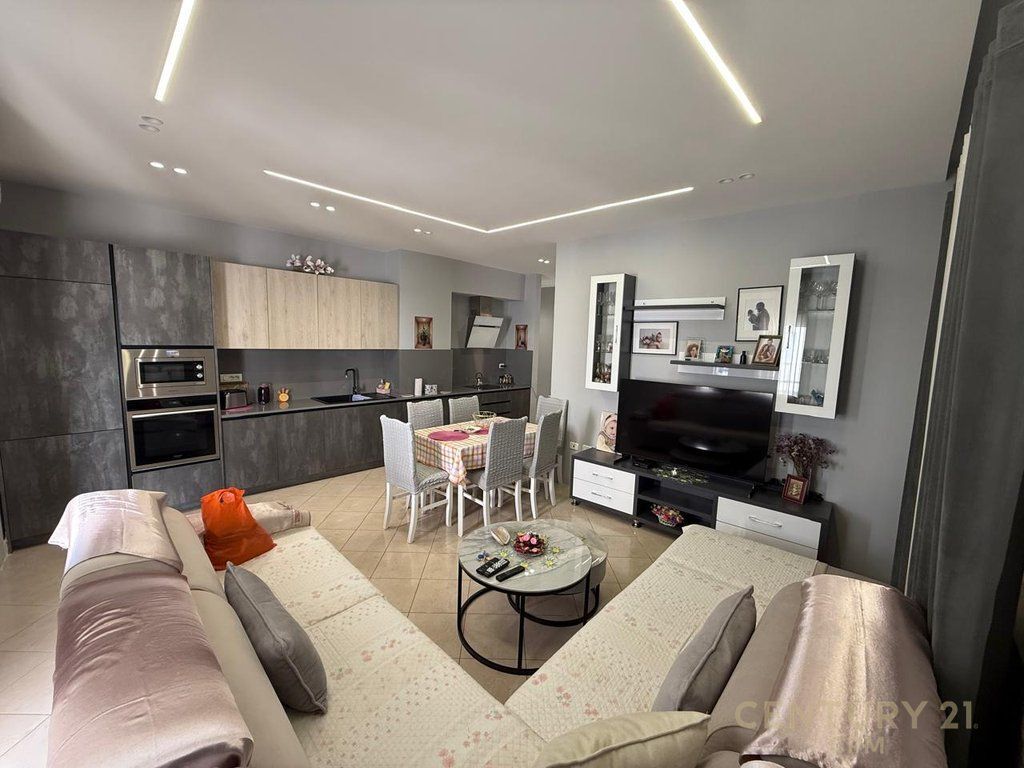 Apartament 3+1+2 +80m Verande Per shitje në Fresk, Tiranë