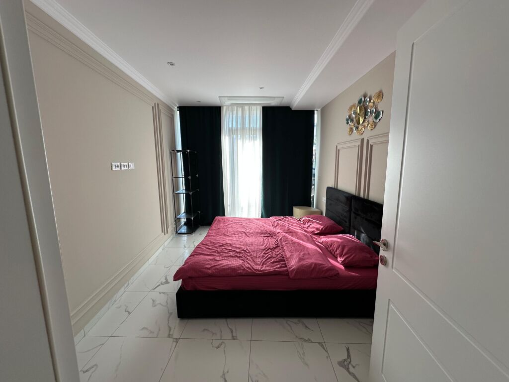 Appartamento in Vendita – Occasione al Lake View Residence  Viene offerto in vendita un appartamento moderno e di alta qualità, in una delle residenze più richieste di Tirana.  🔹 Posizione: Lake View Residence   💰 Prezzo totale: 443.000 €  