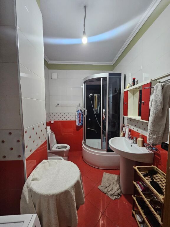 Shitet apartament 2+1 i organizuar shumë mirë, ideal për banim familjar ose investim.