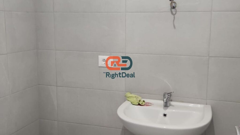 A Myslym Shyri, Locale Adatto Per Diversi Tipi Di Attività Commerciale In Affitto!!