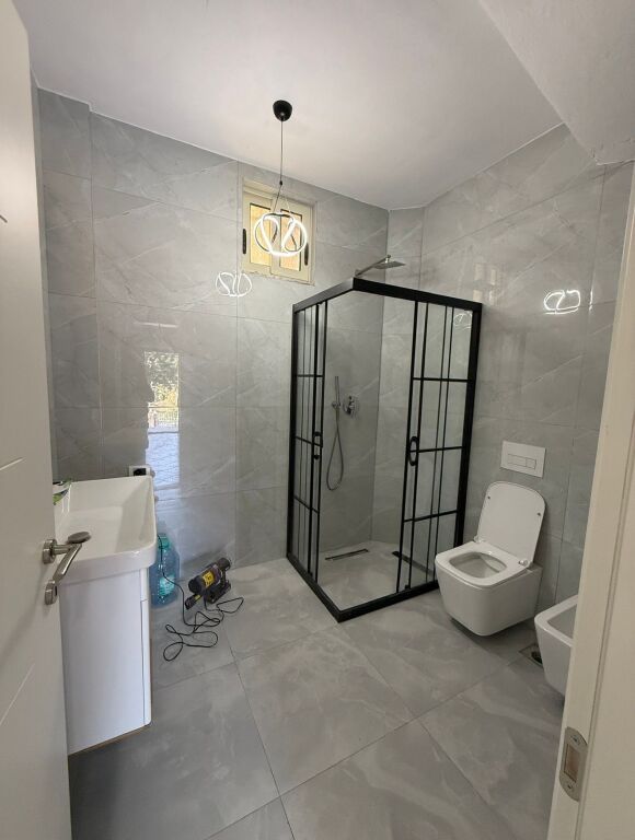 Jepet me qera shpi private 2-katëshe