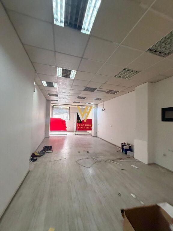 JEPET ZYRE 420 M2 ME QERA TE RRUGES SE ELBASANIT 7.000 EURO