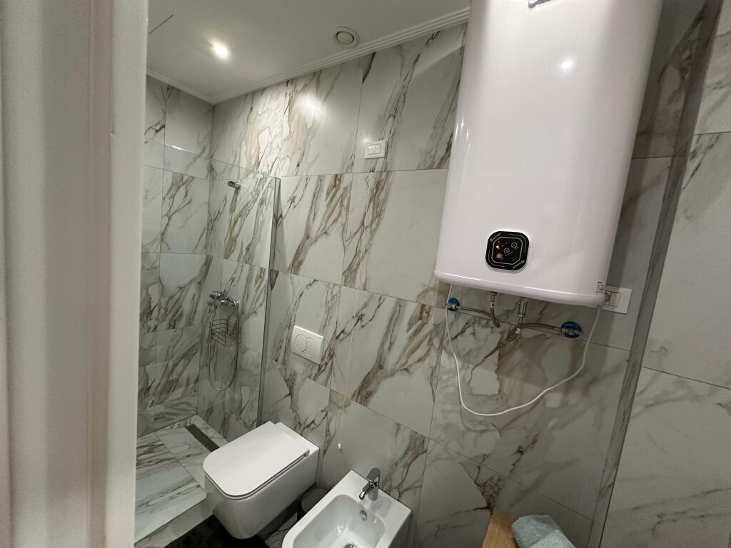 Appartamento in Vendita – Occasione al Lake View Residence  Viene offerto in vendita un appartamento moderno e di alta qualità, in una delle residenze più richieste di Tirana.  🔹 Posizione: Lake View Residence   💰 Prezzo totale: 443.000 €  