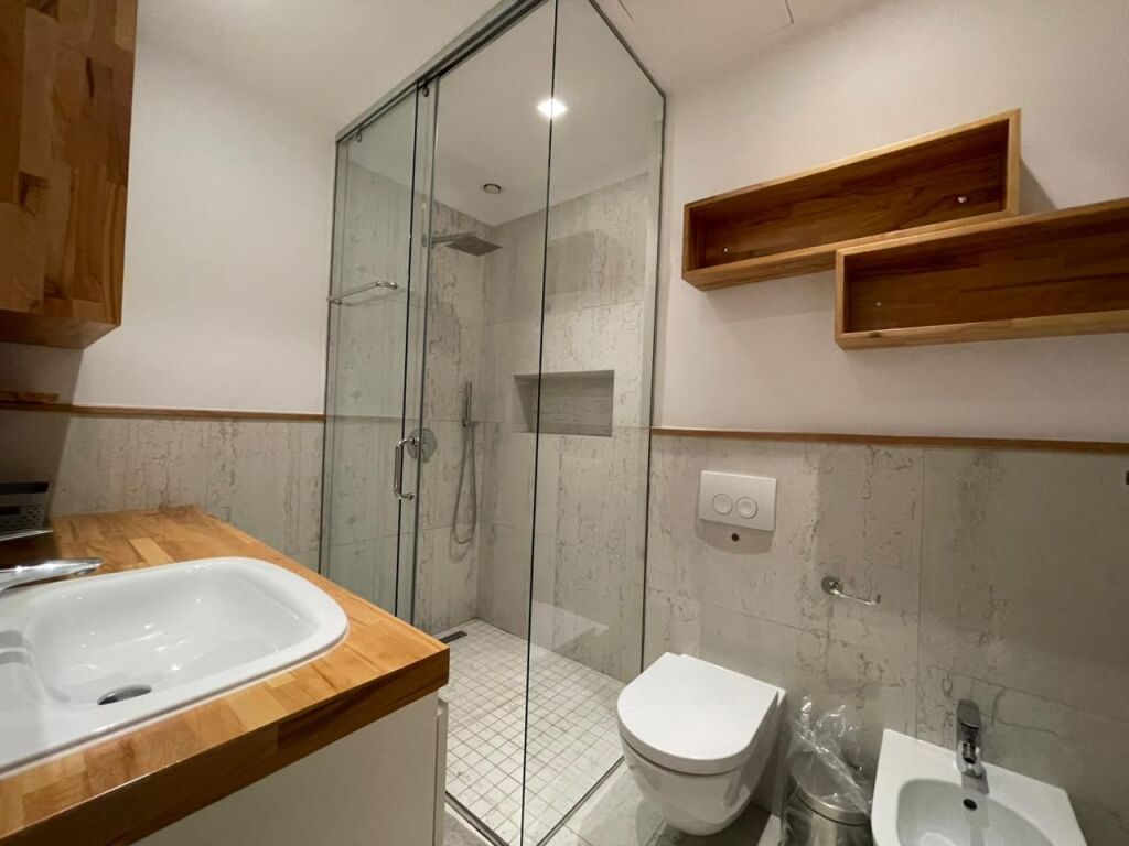 Apartment 3+1 for rent at Komuna e Parisit.