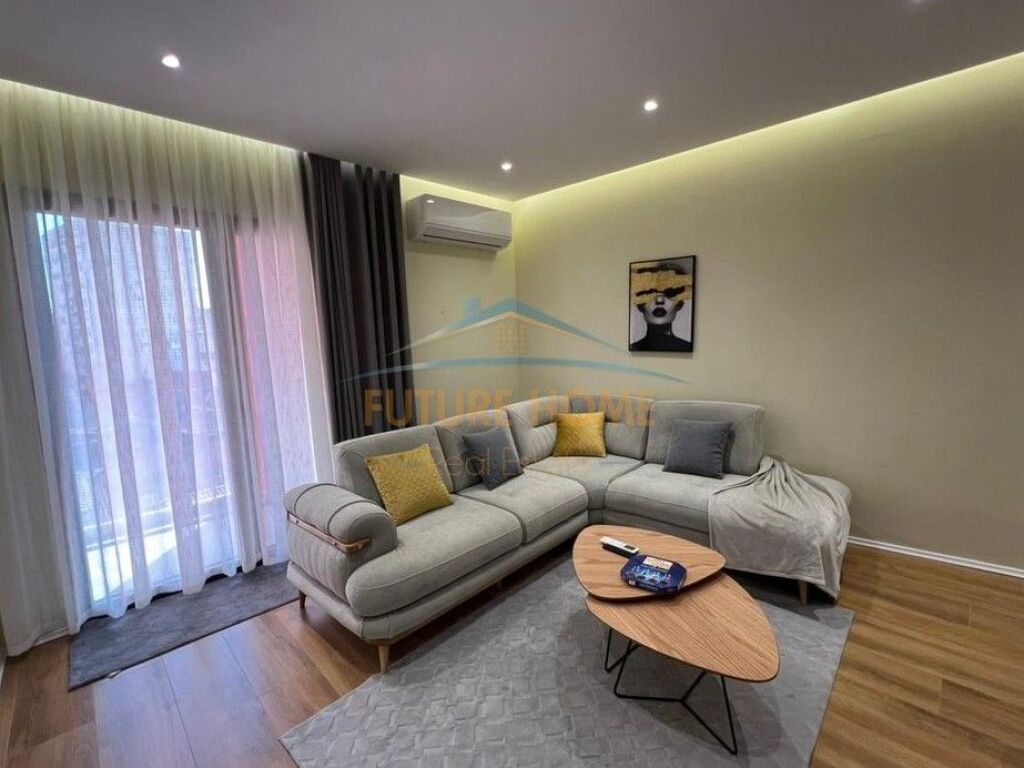 Shitje, Apartament 1+1,Galeria Roma , Rruga e Kavajes, Tirane !