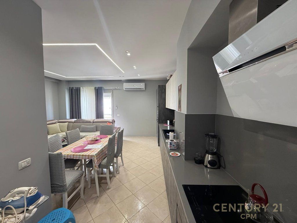Apartament 3+1+2 +80m Verande Per shitje në Fresk, Tiranë