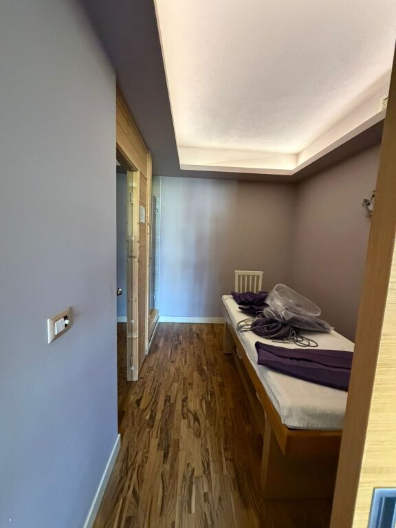 Jepet me qira ambient biznesi 🌿 Rruga federik xhaijko    Ambient i përshtatshëm për qendër estetike, klinikë dentare, apo qendër masazhi.  📍 Sipërfaqe: 115 m² 🏢 Organizimi: 5 dhoma 🚿 Facilitete:  • 2 dhoma me sauna dhe dushe  • 2 tualete  • Sistem ngrohje dhe audio qendrore  ✔️ Ambienti është totalisht i investuar dhe gati për përdorim.kati 1   💰 Çmimi: 1200 €/muaj (i diskutueshëm)