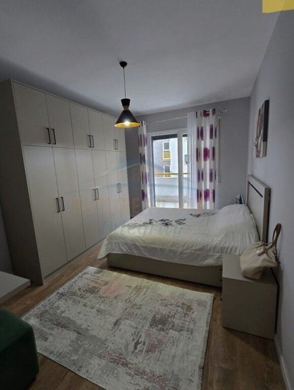 Affitto, Appartamento 1+1+Posto Auto, Complesso E-88, Tirana.