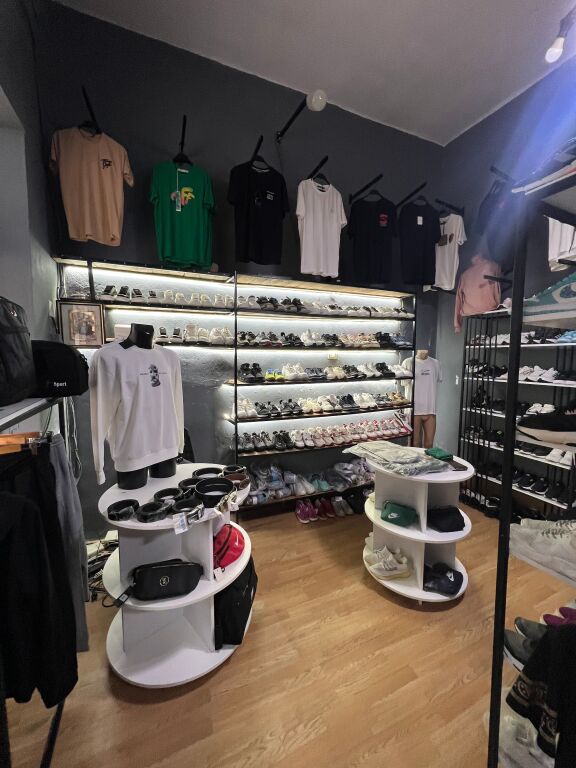 Occasion 6500€ the entire shop is sold 400 thousand lek monthly rent