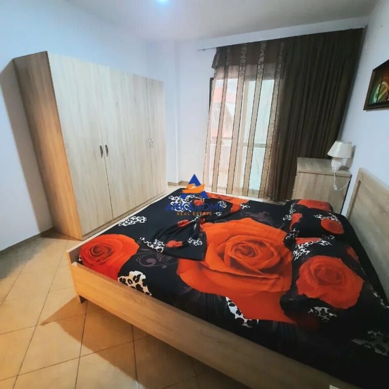 SHITET APARTAMENT 1+1+BALLKON "PRANE TREGUT TE MEDRESES , RRUGA 5 MAJ" 12000000 LEKE