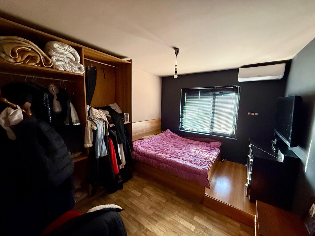 📣 SHITET Apartament 3+1+2 📍 Blloku Gintash, Laprake ✨ 🏢 Ndertim i Ri 🪜 Kati 8 (i Fundit, Me Ashensor) 📐 Siperfaqe Bruto 132 m2 📐 Siperfaqe Neto 117 m2  🔄 Organizohet Ne: Sallon Spacioz, Kuzhine e Vecuar, 3 Dhoma Gjumi, Korridor Shperndares, 2 Tualete, 2 Ballkone, Depo.  💶 Cmimi 225.000 Euro