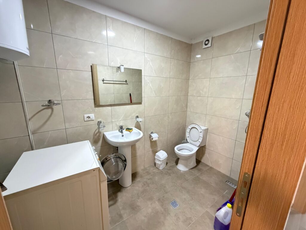 🏡 Jepet me qira 3+1 tek 5 Maji  ✨ Apartament komod dhe i organizuar në: 🛋️ Sallon + kuzhinë 🛏️ 3 dhoma gjumi 🚿 2 tualete 🌿 Ballkon  📍 Kati i 2 banim 💰 Çmimi: 500€ / muaj  📩 Për më shumë info ose vizitë, shkruani në DM
