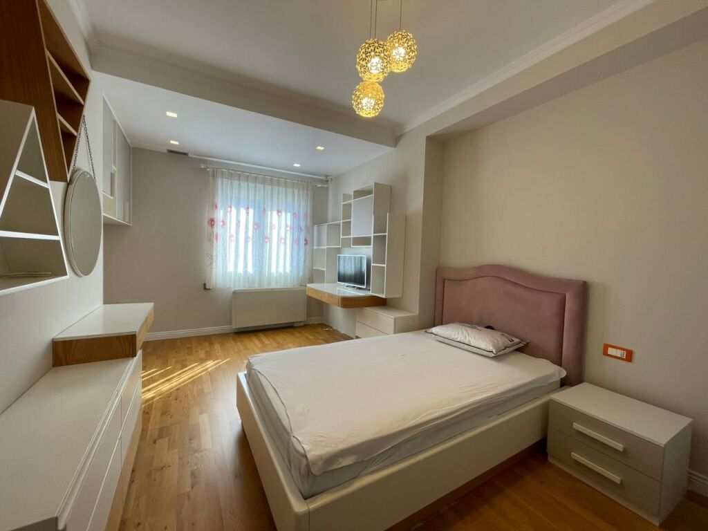 Apartment 3+1 for rent at Komuna e Parisit.