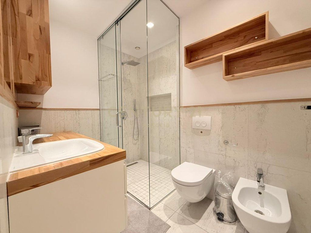 Appartamento moderno 3+1+2 con 2 posti auto nella zona del Comune di Parigi