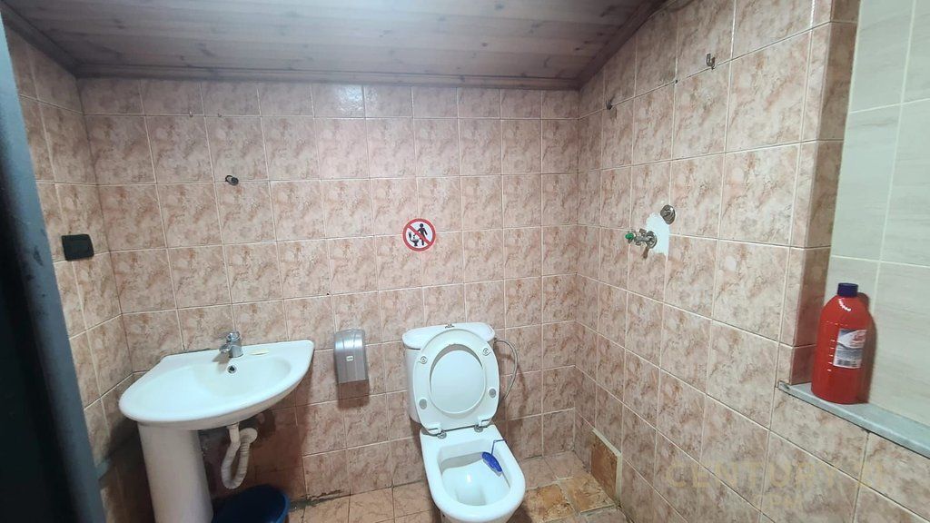 Godinë 3-katëshe me oborr për qira – pranë Komisariatit Nr. 1