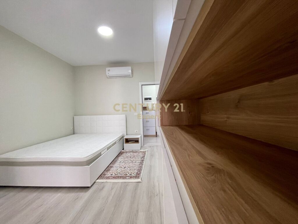 JAPIM APARTAMENT 2+1+2 ME POST PARKIMI ME QIRA NE RRUGEN E DURRESIT !