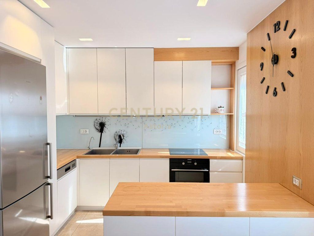 Appartamento moderno 3+1+2 con 2 posti auto nella zona del Comune di Parigi