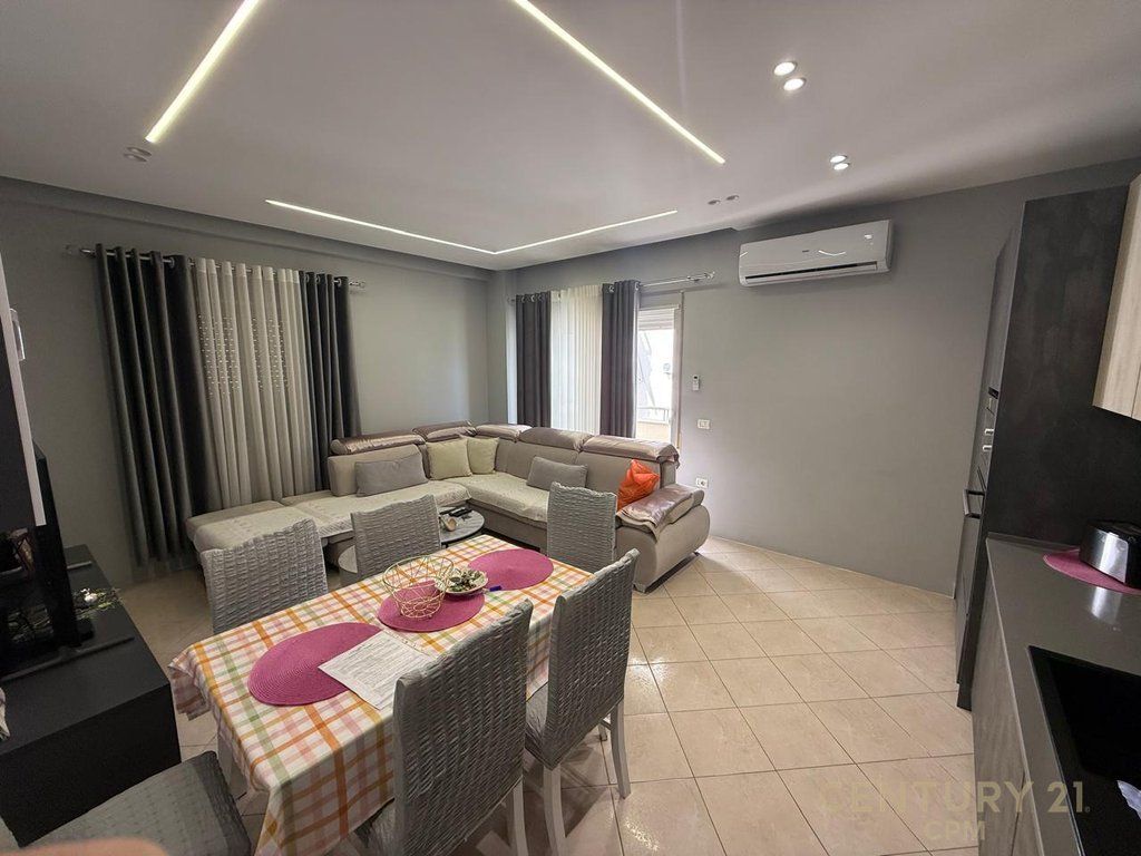 Apartament 3+1+2 +80m Verande Per shitje në Fresk, Tiranë