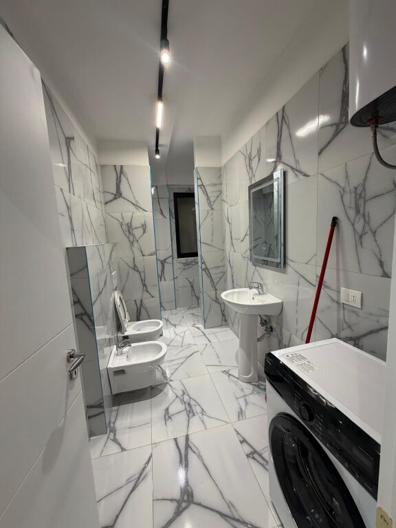 Jepet me qera apartament 1+1 + 🅿️📍 Astir, Kompleksi Urban Gate  ✔️ Kati 5✔️  Pallat me ashensor✔️  I mobiluar✔️  Ambient i bollshëm dhe i organizuar mirë✔️  Përfshihet vend parkimi  💰 Çmimi:  50.000 leke    📞 Për më shumë informacion ose vizitë, kontaktoni