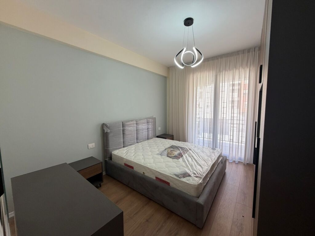 Appartamento 1+1 in affitto + 🅿️📍 Astir, Complesso Urban Gate  ✔️ 5° piano✔️  Palazzo con ascensore✔️  Arredato✔️  Ambiente spazioso e ben organizzato✔️  Posto auto incluso  💰 Prezzo:  53.000  lek    📞 Per maggiori informazioni o visita, contattare