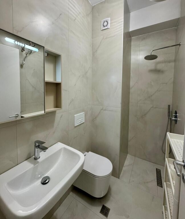 Me Qera: 1+1 (60m²)📍Ali Dem - Res. Kadiu, Mangalem 21 || 40,000 Lek/Muaj - Kt.6 || E Pabanuar me Pare✨️