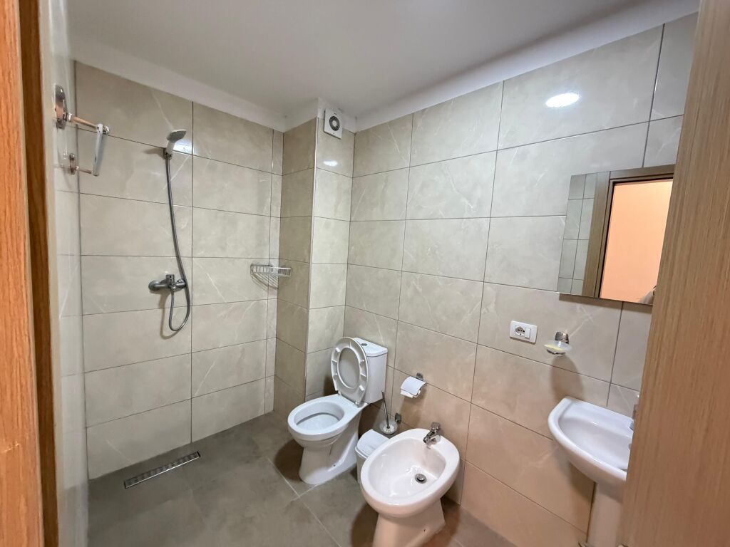 🏡 Jepet me qira 3+1 tek 5 Maji  ✨ Apartament komod dhe i organizuar në: 🛋️ Sallon + kuzhinë 🛏️ 3 dhoma gjumi 🚿 2 tualete 🌿 Ballkon  📍 Kati i 2 banim 💰 Çmimi: 500€ / muaj  📩 Për më shumë info ose vizitë, shkruani në DM