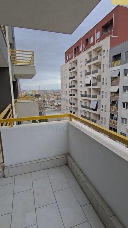 Affitto, Appartamento 1+1+Posto Auto, Complesso E-88, Tirana.