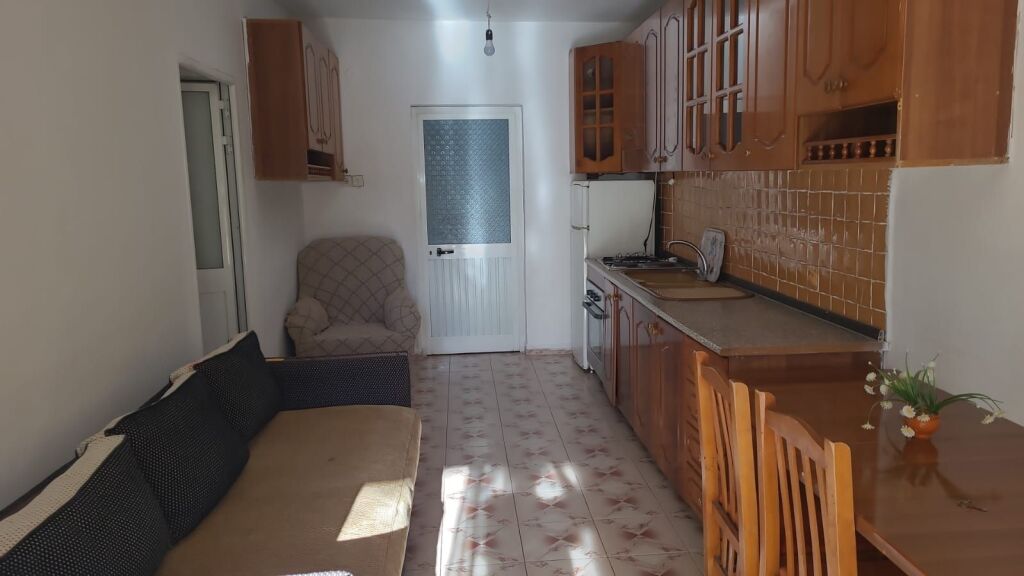 APARTAMENT 2+1. 30000 LEKE. RRUGA 5 MAJI