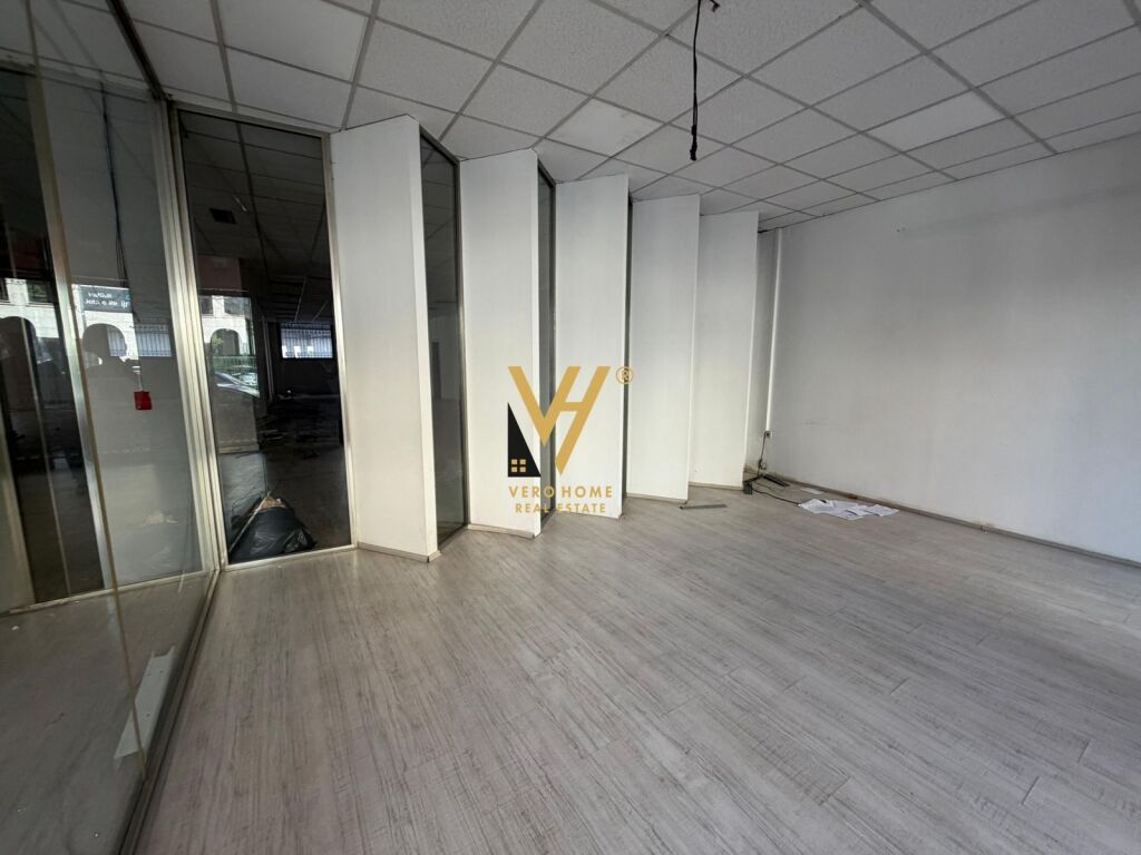 JEPET ZYRE 420 M2 ME QERA TE RRUGES SE ELBASANIT 7.000 EURO