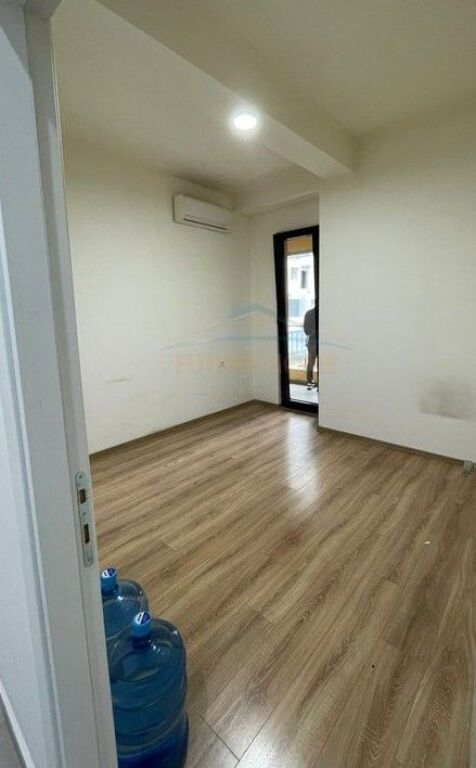 Rent, Business premises for offices, Square 21 Complex, Tirana.