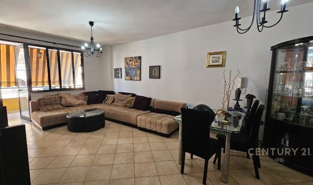 2+1 apartment for sale in the 21 Dhjetorit area
