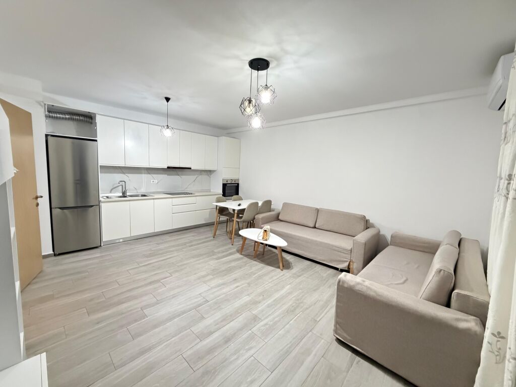 🏡 Jepet me qira 3+1 tek 5 Maji  ✨ Apartament komod dhe i organizuar në: 🛋️ Sallon + kuzhinë 🛏️ 3 dhoma gjumi 🚿 2 tualete 🌿 Ballkon  📍 Kati i 2 banim 💰 Çmimi: 500€ / muaj  📩 Për më shumë info ose vizitë, shkruani në DM