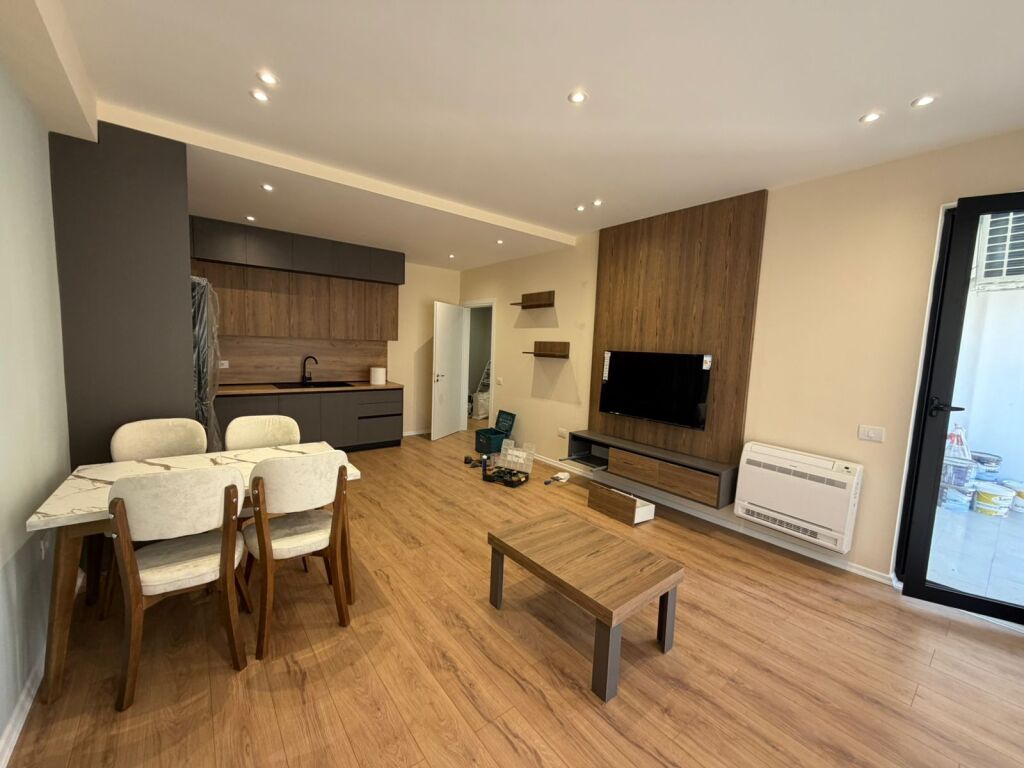 Appartamento 1+1 in affitto + 🅿️📍 Astir, Complesso Urban Gate  ✔️ 5° piano✔️  Palazzo con ascensore✔️  Arredato✔️  Ambiente spazioso e ben organizzato✔️  Posto auto incluso  💰 Prezzo:  53.000  lek    📞 Per maggiori informazioni o visita, contattare