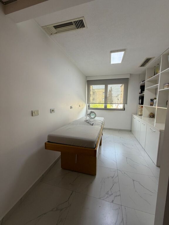 Jepet me qira ambient biznesi 🌿 Rruga federik xhaijko    Ambient i përshtatshëm për qendër estetike, klinikë dentare, apo qendër masazhi.  📍 Sipërfaqe: 115 m² 🏢 Organizimi: 5 dhoma 🚿 Facilitete:  • 2 dhoma me sauna dhe dushe  • 2 tualete  • Sistem ngrohje dhe audio qendrore  ✔️ Ambienti është totalisht i investuar dhe gati për përdorim.kati 1   💰 Çmimi: 1200 €/muaj (i diskutueshëm)