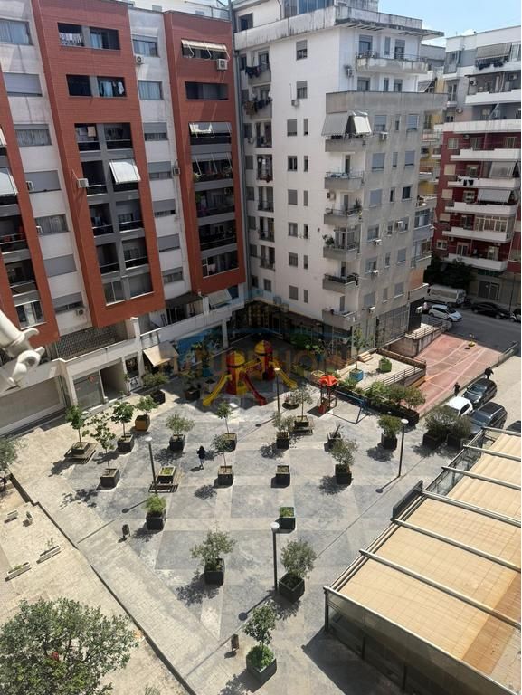 Shitet, Apartament 2+1+2, Unaza e re, Tiranë.