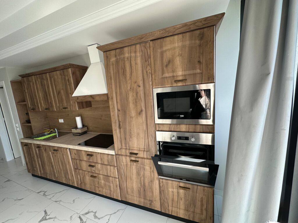 Appartamento in Vendita – Occasione al Lake View Residence  Viene offerto in vendita un appartamento moderno e di alta qualità, in una delle residenze più richieste di Tirana.  🔹 Posizione: Lake View Residence   💰 Prezzo totale: 443.000 €  