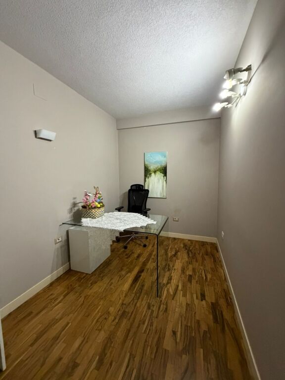 Jepet me qira ambient biznesi 🌿 Rruga federik xhaijko    Ambient i përshtatshëm për qendër estetike, klinikë dentare, apo qendër masazhi.  📍 Sipërfaqe: 115 m² 🏢 Organizimi: 5 dhoma 🚿 Facilitete:  • 2 dhoma me sauna dhe dushe  • 2 tualete  • Sistem ngrohje dhe audio qendrore  ✔️ Ambienti është totalisht i investuar dhe gati për përdorim.kati 1   💰 Çmimi: 1200 €/muaj (i diskutueshëm)